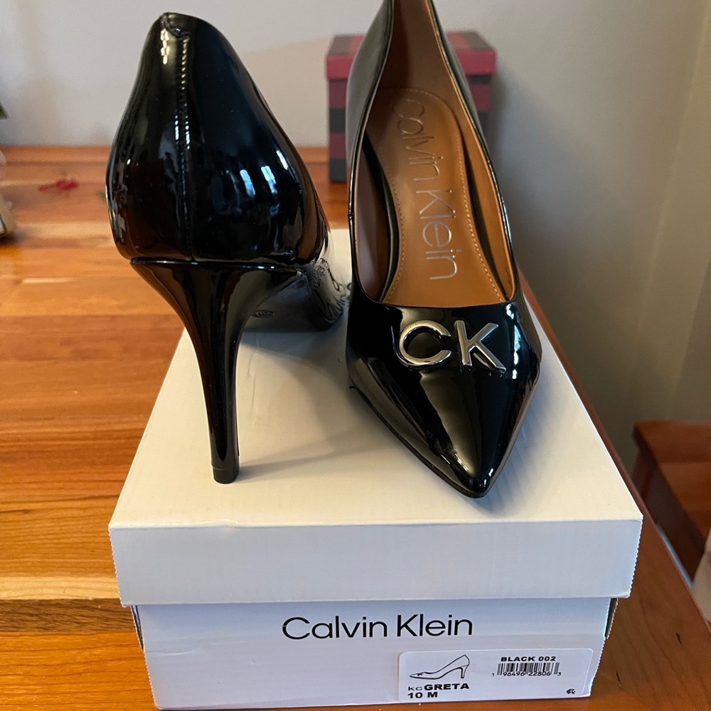 Calvin Klein Greta pump.
Leather and elastic upper
2 3/4 in heel
New with box